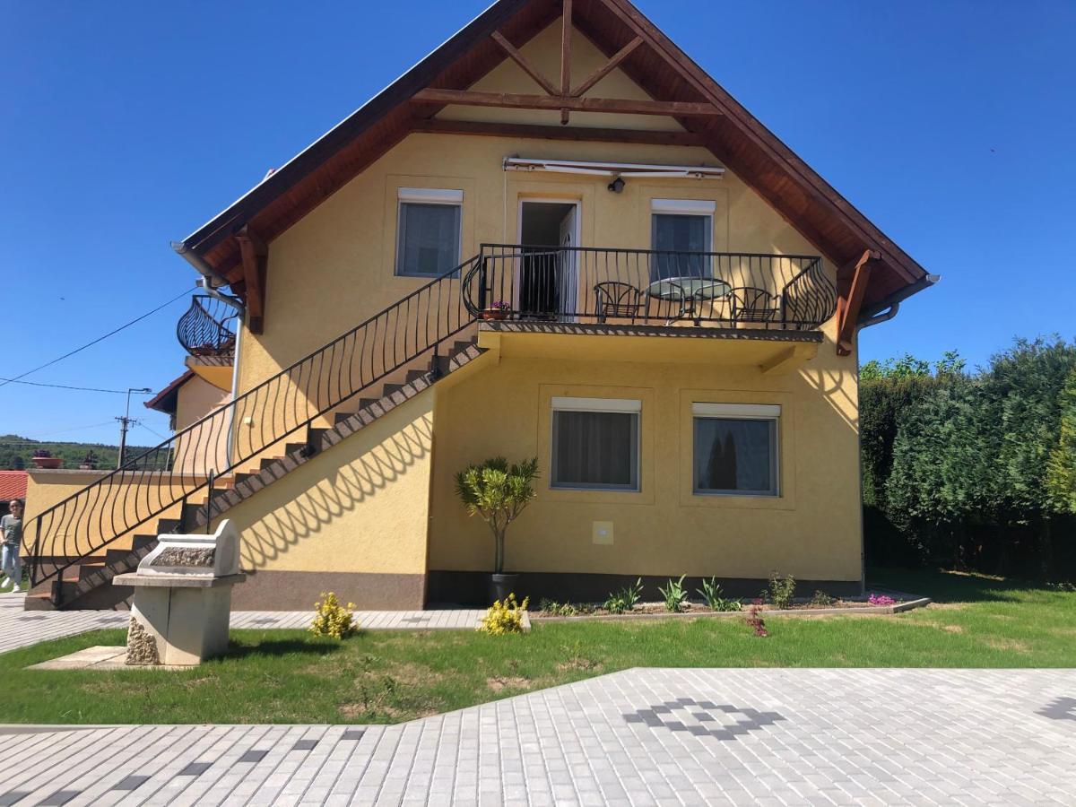 Laura-Haus Appartement Vonyarcvashegy Buitenkant foto