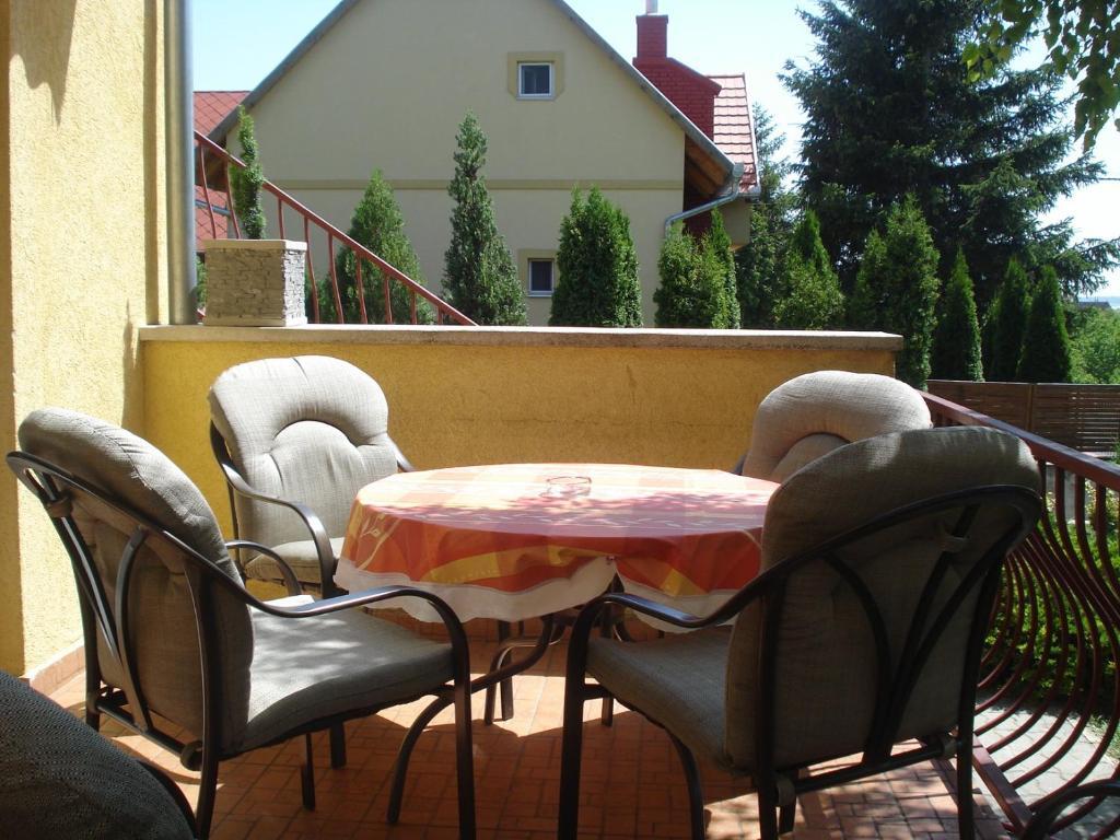 Laura-Haus Appartement Vonyarcvashegy Buitenkant foto